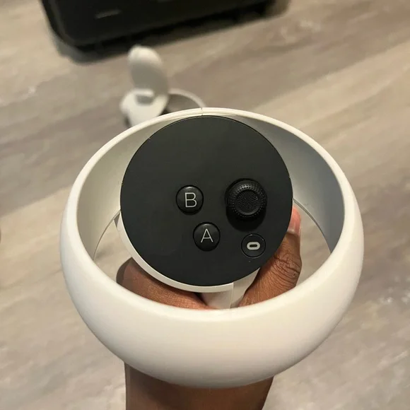 Meta OCU LUS VR Headset with Controllers and Protective Case